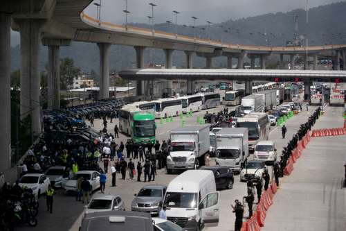 CNTE protesta en televisoras para exigir cobertura veraz de sus demandas