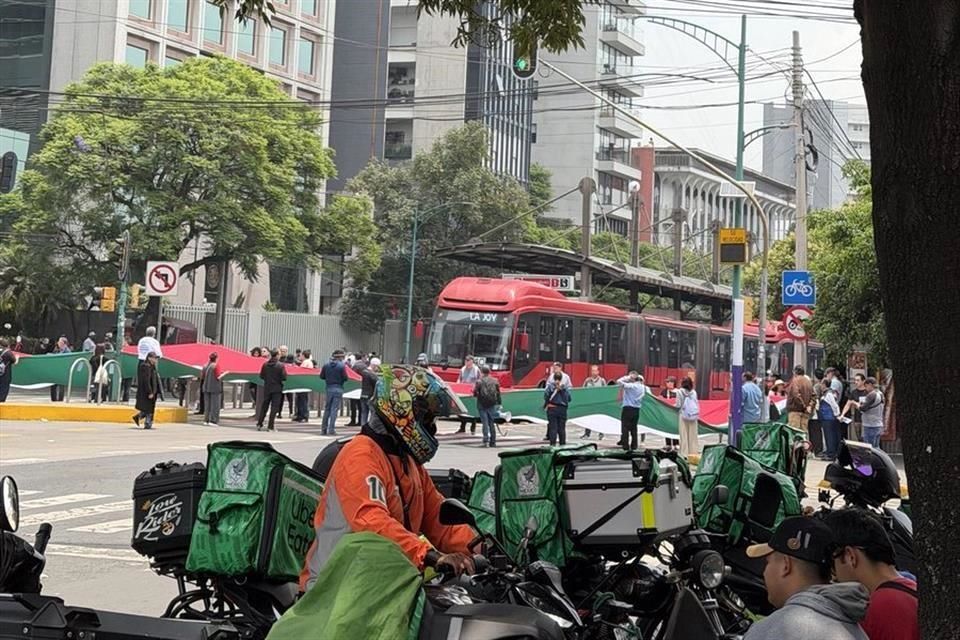 Ex trabajadores del PJ bloquean Insurgentes Sur por despidos y falta de indemnizaciones