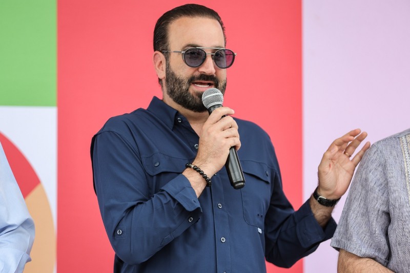 San Pedro inaugura cinco parabuses inteligentes con WiFi y paneles solares