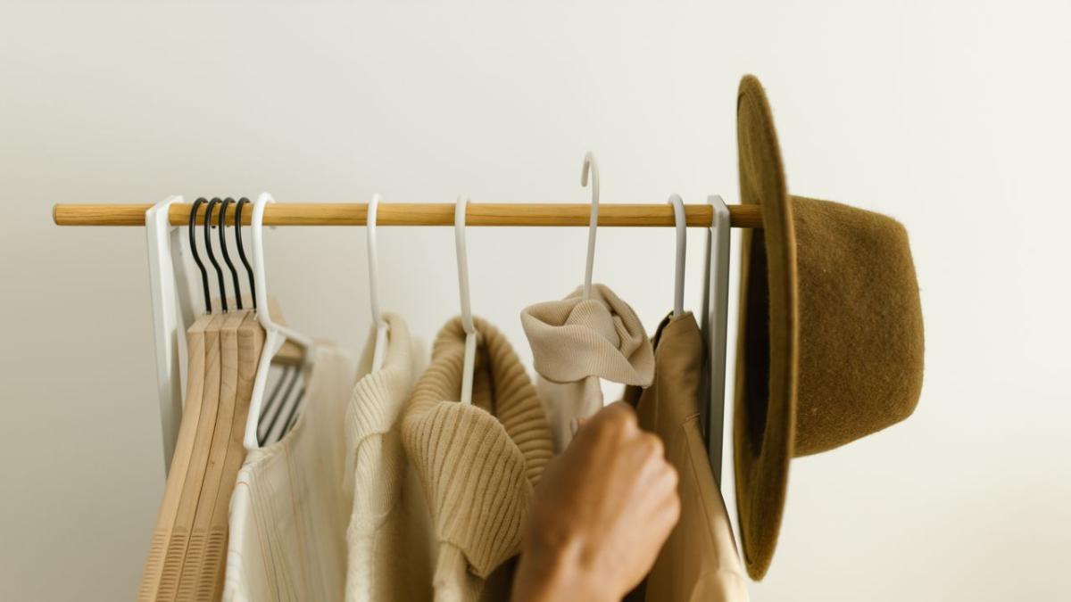 El armario cápsula como estrategia para ahorrar en ropa y cuidar tus finanzas sin perder estilo