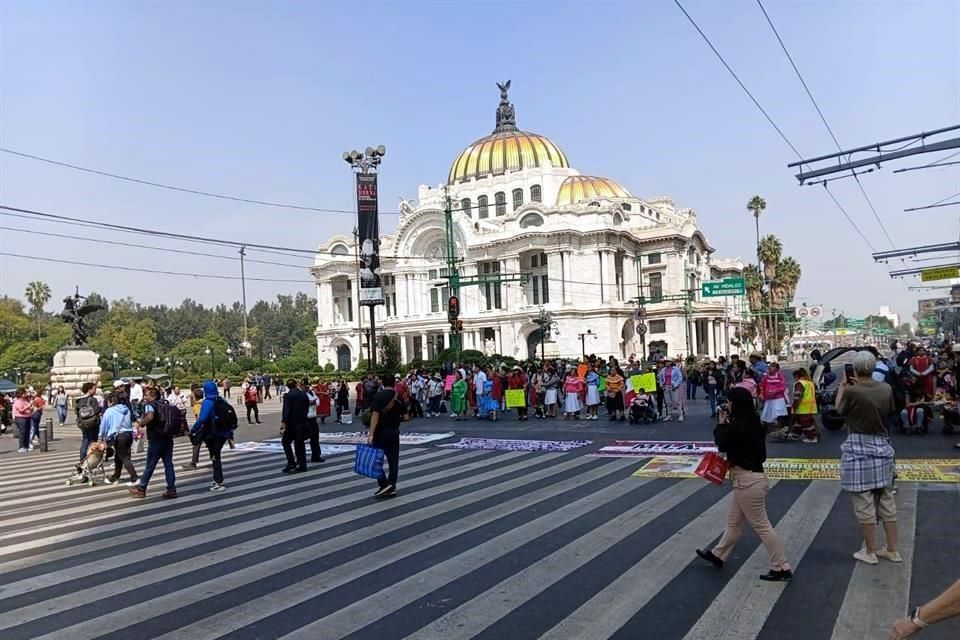 Artesanos bloquean Eje Central; afectan la Línea 1 del Trolebús