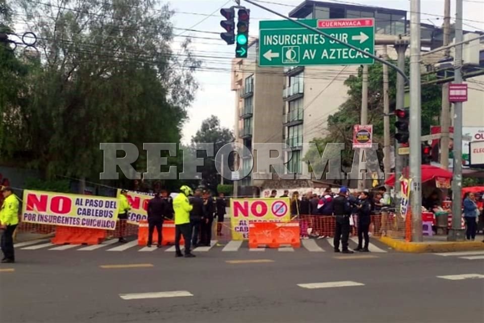 Bloquean vecinos Avenida del Imán contra Cablebús