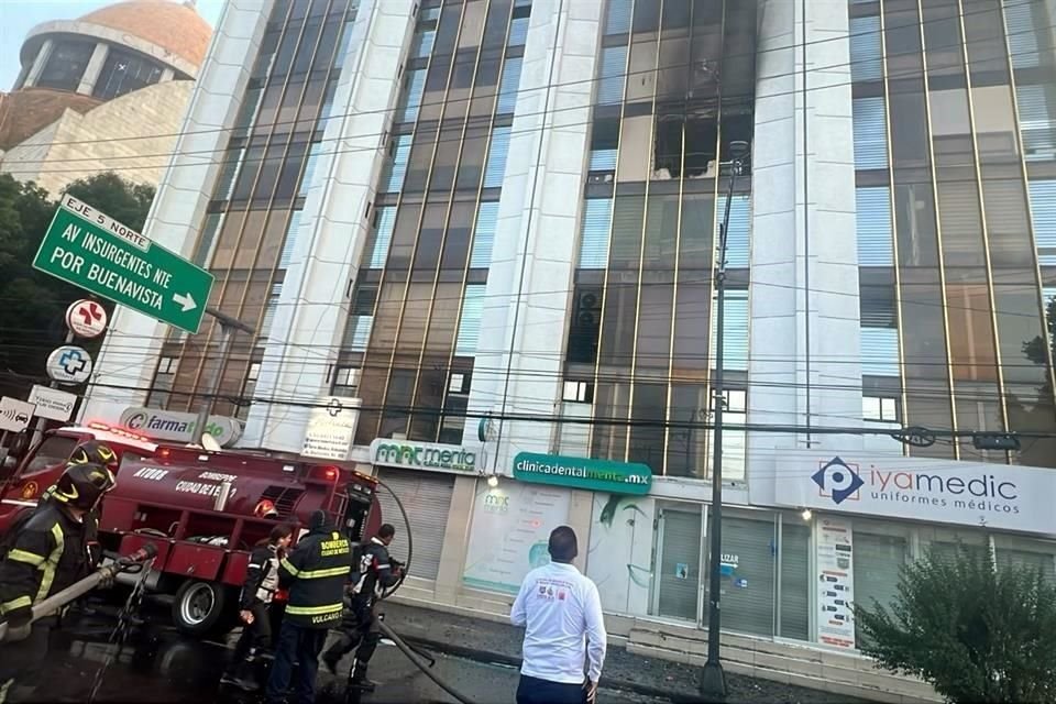 Bomberos de la Ciudad de México extinguen incendio en edificio de la GAM sin lesionados