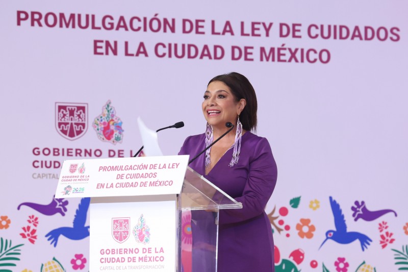 Brugada promulgó la Ley de Cuidados, uno de los pilares de su plan de gobierno