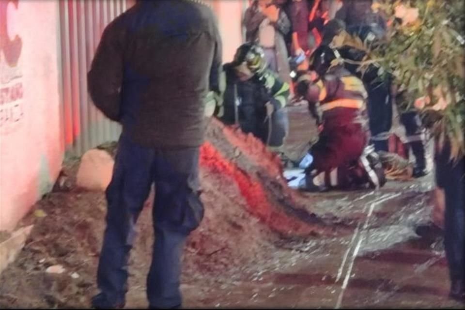 Cae joven en hoyo de tres metros en la Venustiano Carranza