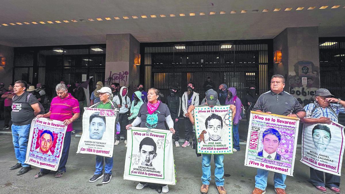 Caso Ayotzinapa: Familiares de los normalistas piden a Sheinbaum fortalecer acusación contra Aguirre