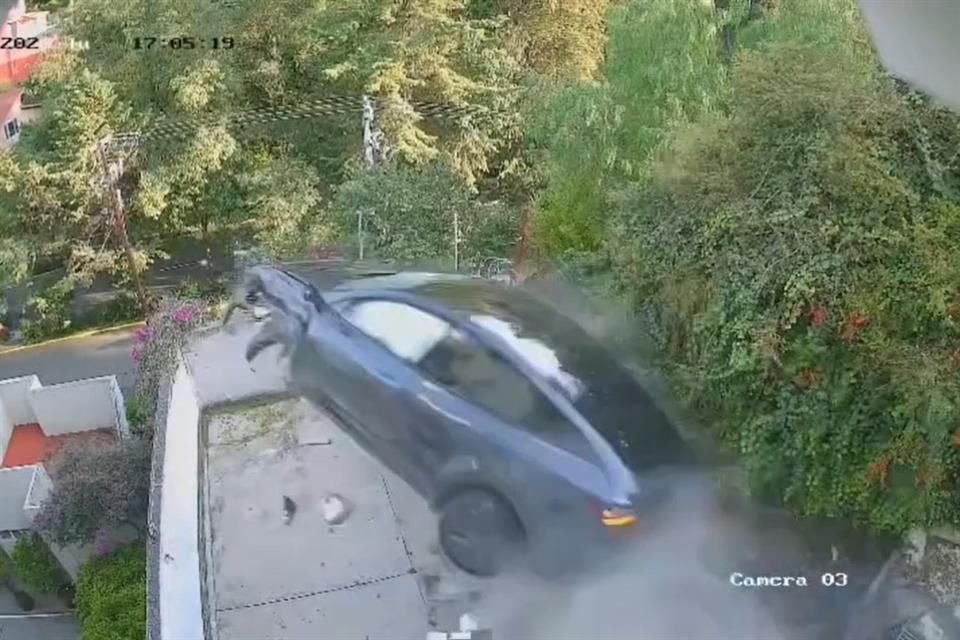 Choque de Tesla en Huixquilucan daña dos viviendas