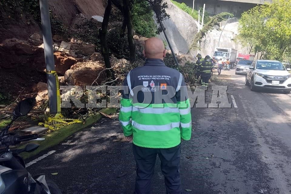 Deslizamiento de tierra en Bosques de las Lomas cierra carril en Miguel Hidalgo; sin lesionados