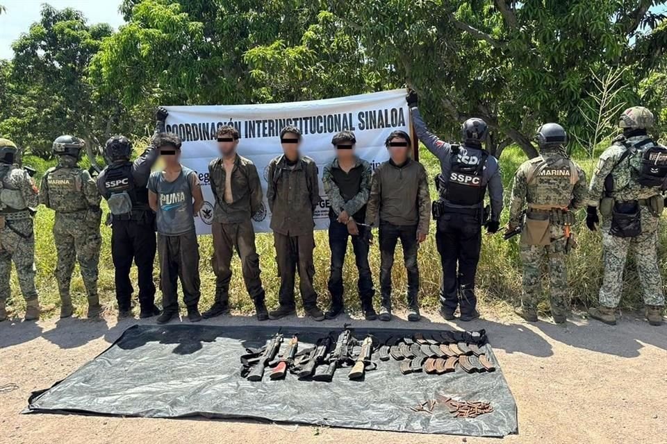 Autoridades detienen a ocho personas y decomisan arsenal en Sinaloa