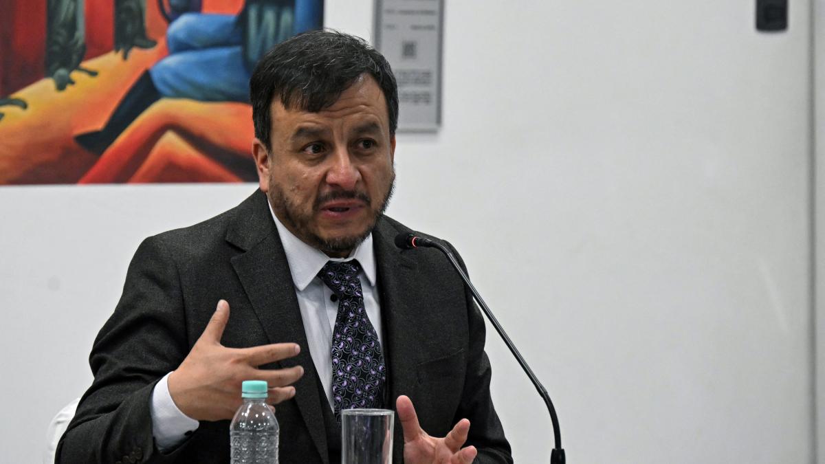 Detienen a exministro boliviano por gasolina contaminada que afectó a más de 30,000 vehículos