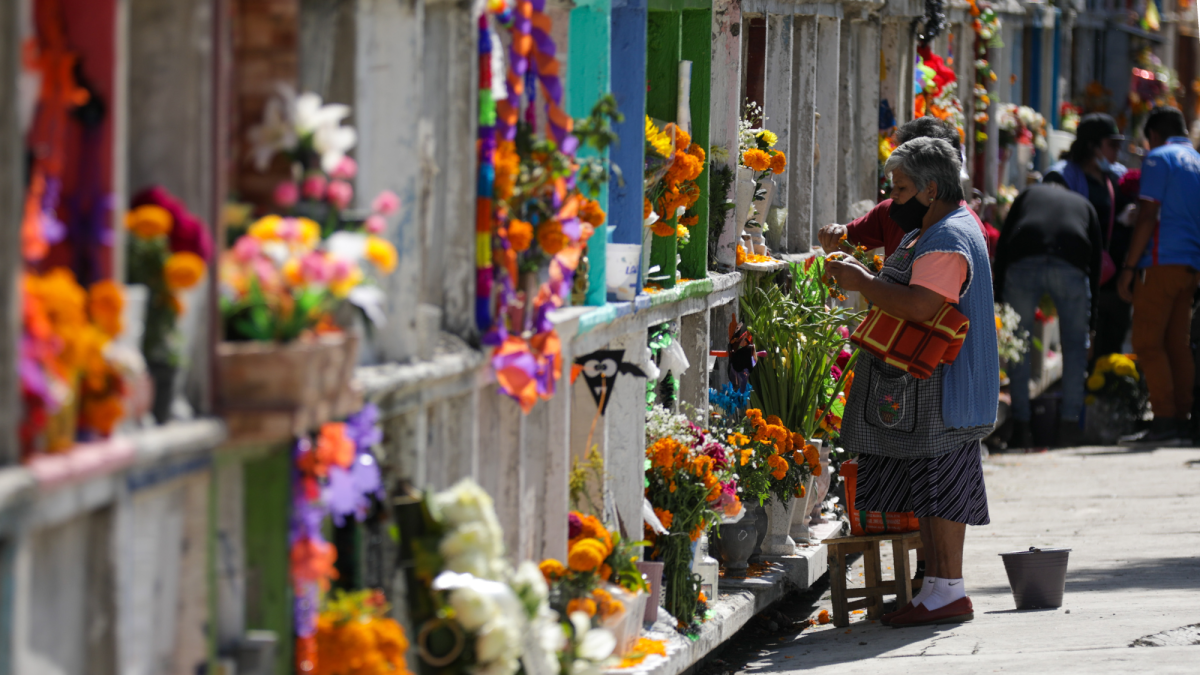 CDMX desplegará 11,000 policías para vigilar los 120 panteones durante Día de Muertos 2026