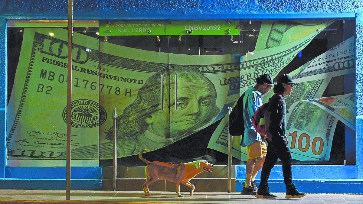Dólar pierde fuerza ante tregua geopolítica y postura de la Fed