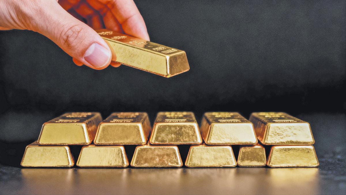 El oro se mantiene estable tras su avance a máximos de tres meses