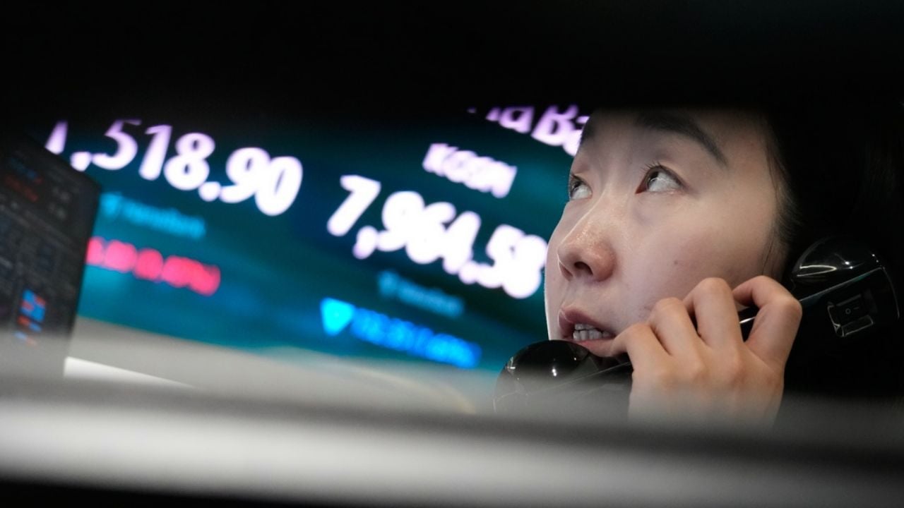 Mercados globales en declive por ventas tecnológicas en Wall Street y alza del petróleo