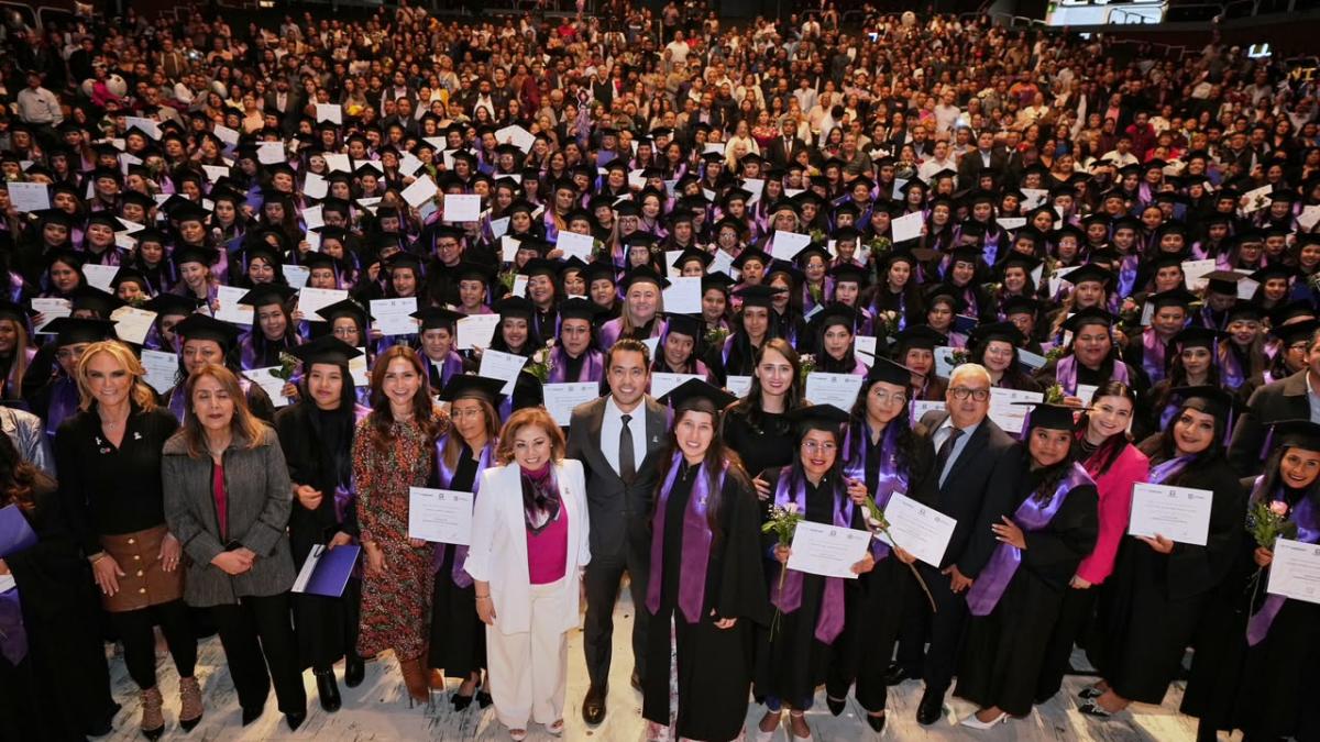 Felifer Macías respalda a 451 egresadas de la Universidad de las Mujeres de Querétaro