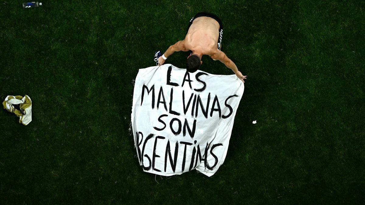 La FIFA sanciona a Argentina por mostrar la bandera de Malvinas en el Mundial