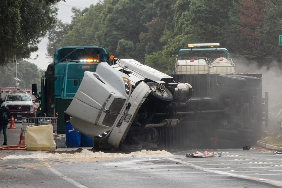 Volcadura de camión con sustancias químicas bloquea autopistas México-Cuernavaca
