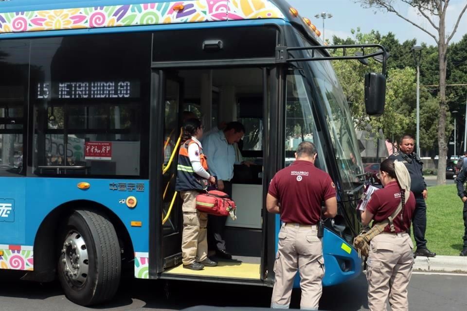 Mujer golpea a chofer de Trolebús en la Colonia Guerrero