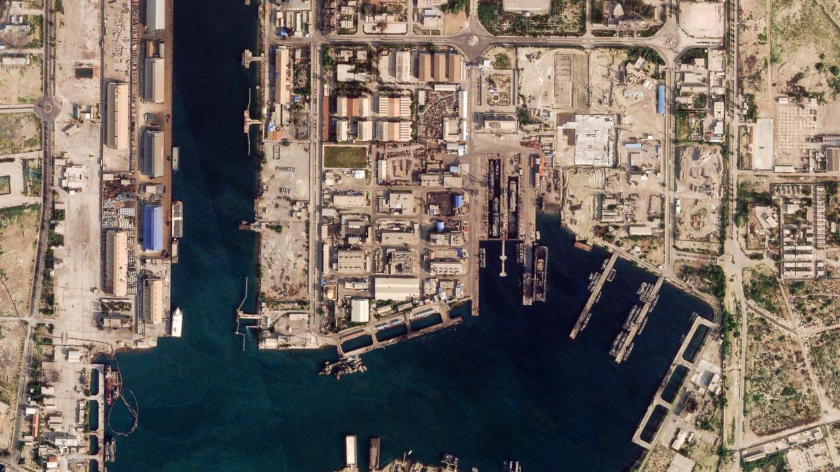 Irán no garantizará seguridad de buques que naveguen fuera de sus rutas designadas en Ormuz