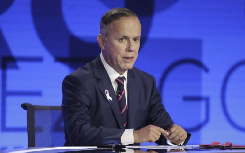 Israel Vallarta estalla contra Ciro Gómez Leyva: le lanzó billetes en vivo y lo calificó de necio