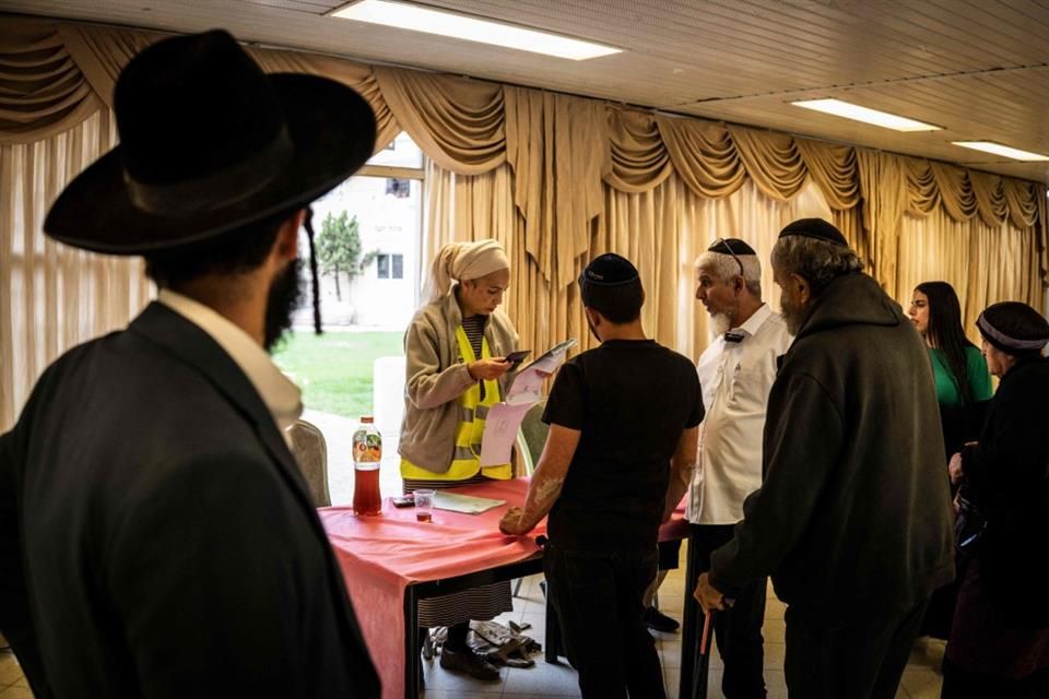 Israelíes acuden a las urnas en una elección crucial para Netanyahu