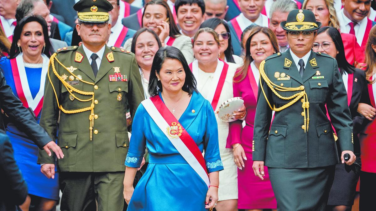Keiko Fujimori jura como presidenta de Perú y despliega militares para combatir inseguridad