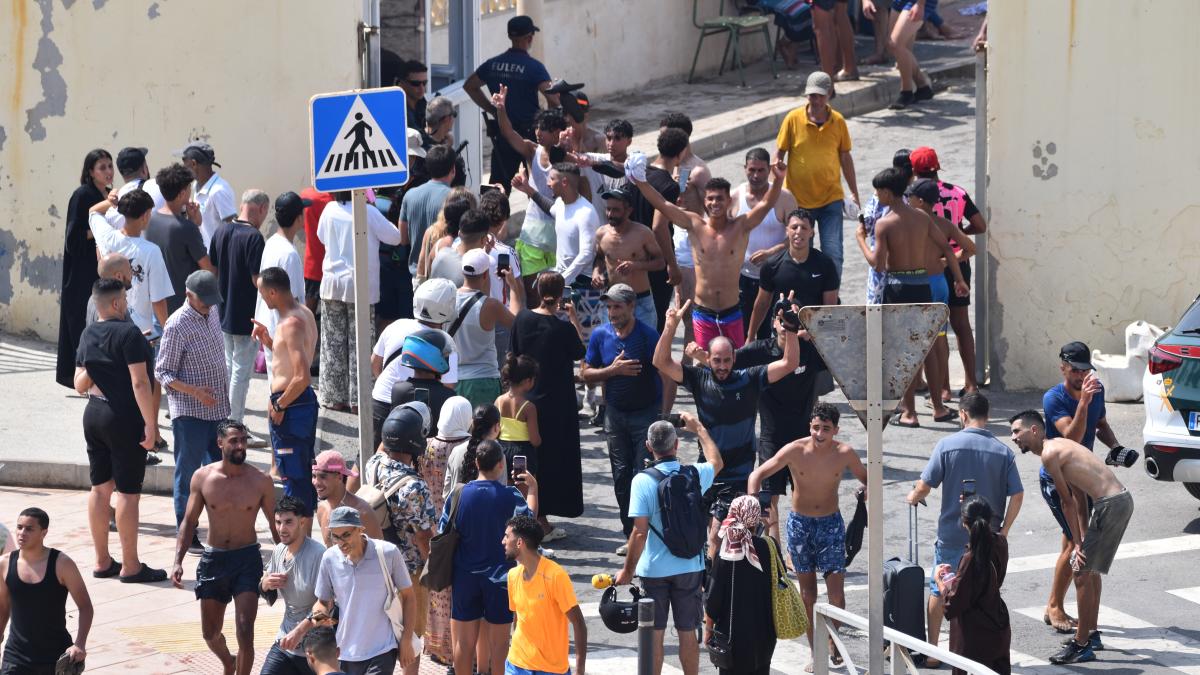 Medios marroquíes responsabilizan a redes sociales del cruce masivo de jóvenes a Ceuta