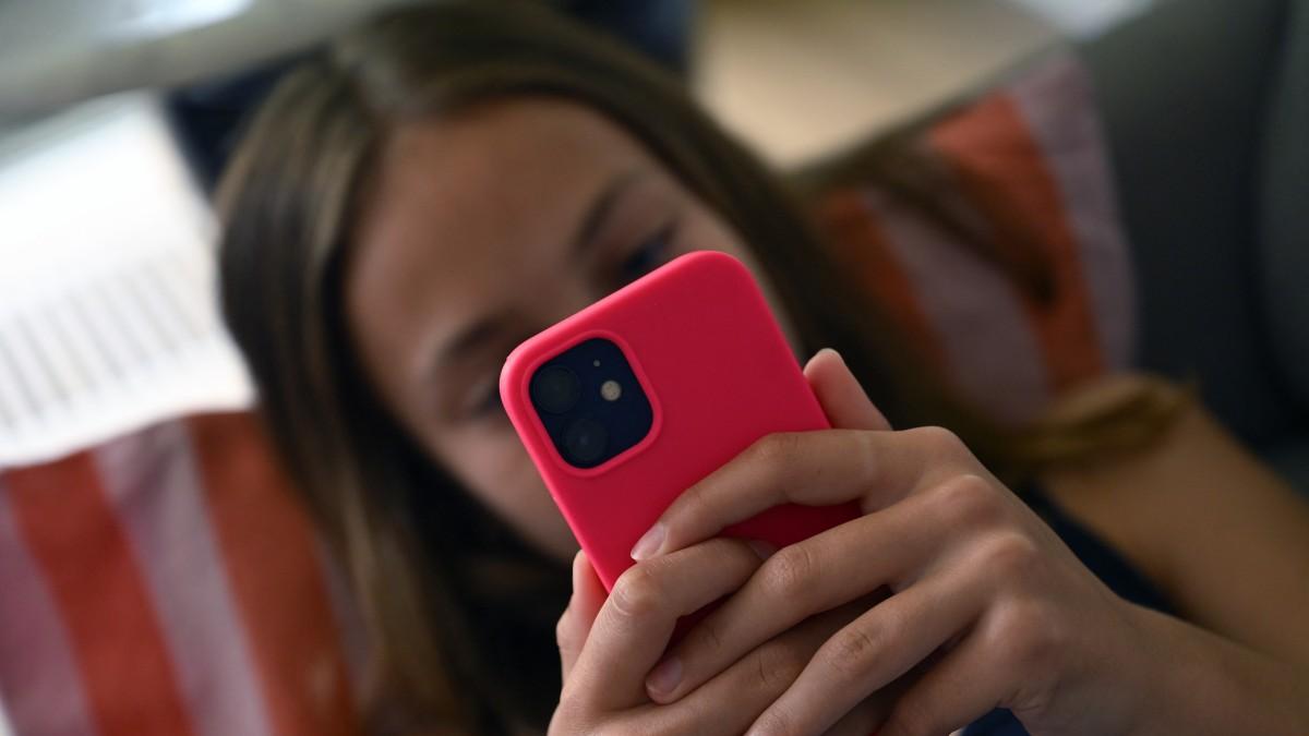 Menores australianos intensifican su uso de redes sociales pese a la prohibición