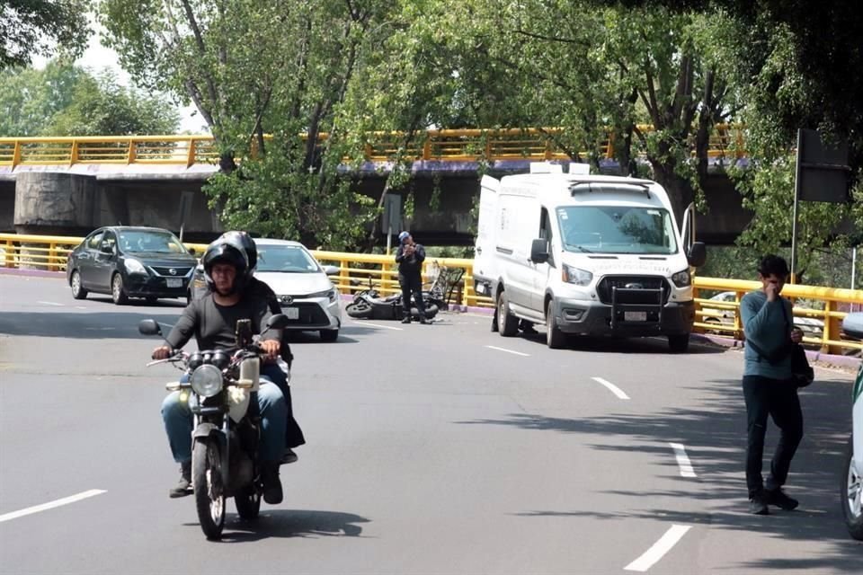 Fallece motociclista tras impactar contra valla de contención en Tlalpan