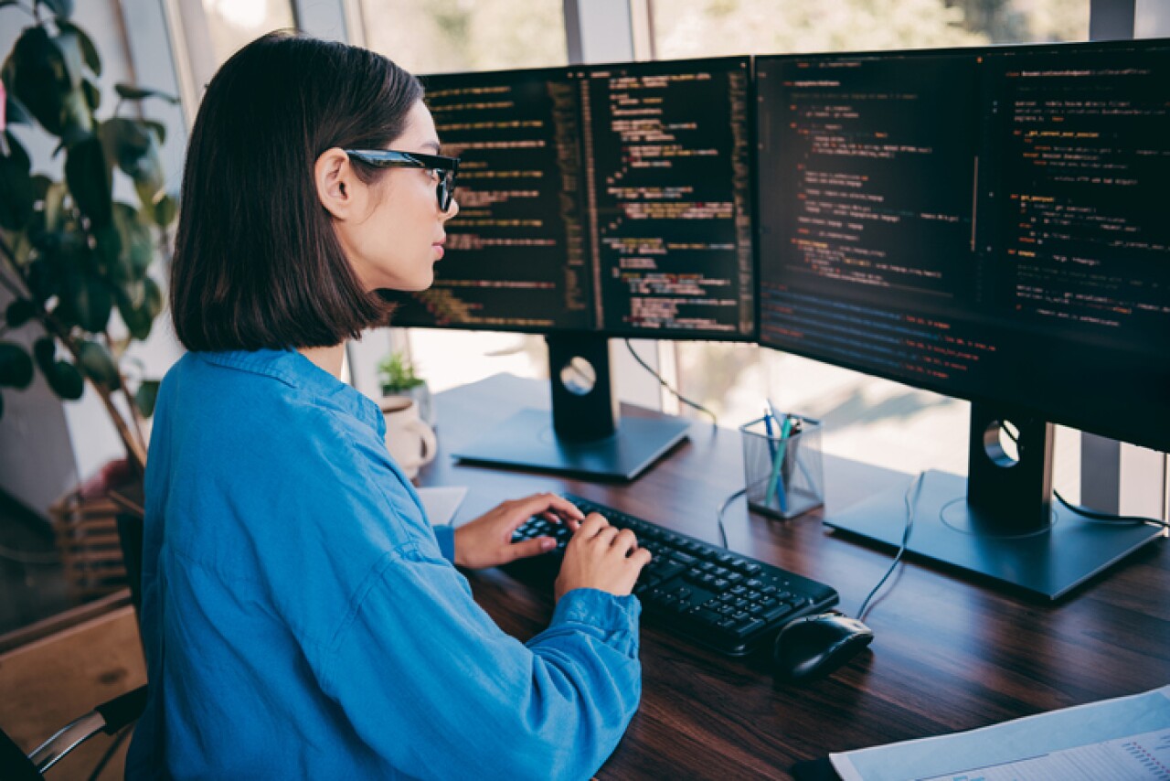 Mujeres programadoras junior enfrentan triple riesgo de desplazamiento por IA