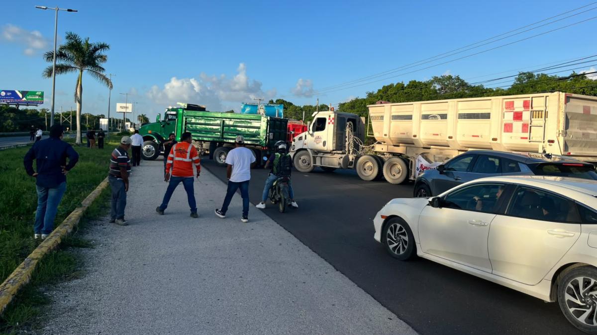 Paro de transportistas en Cancún desquicia la carretera 307 y los accesos al aeropuerto