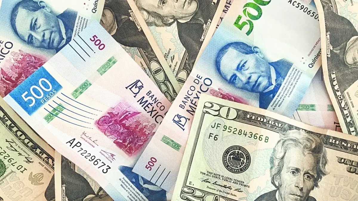 Peso mexicano se deprecia frente al dólar tras datos de inflación y PIB de Estados Unidos