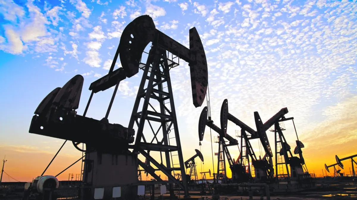 Precios del petróleo se desploman 5% por optimismo en negociaciones entre Estados Unidos e Irán
