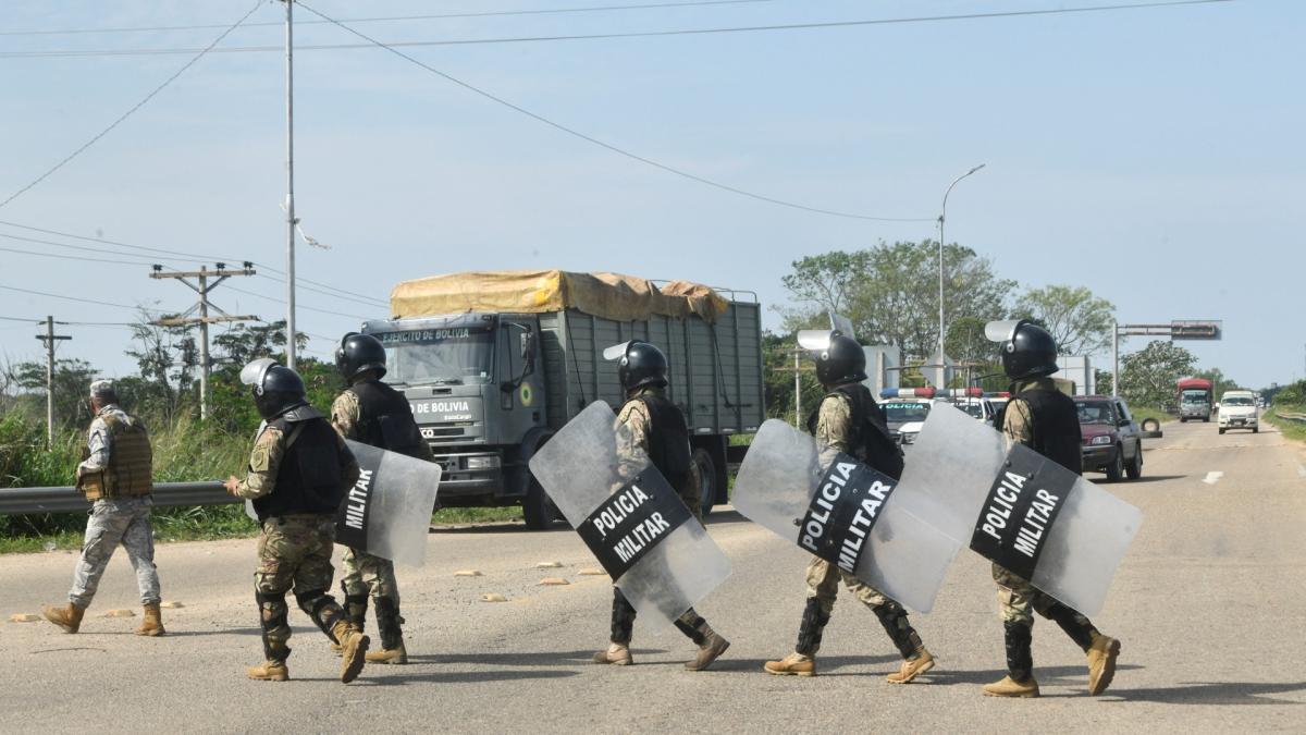 Policías y campesinos se enfrentan por un bloqueo contra el alza del diésel en Bolivia