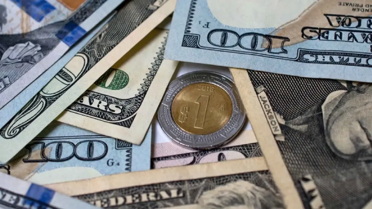 Peso mexicano baja frente al dólar tras dos días de alzas; mercado espera anuncio de la Fed