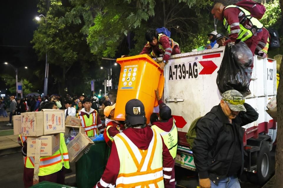 Limpieza en Paseo de la Reforma dura 12 horas tras partido México-Ecuador