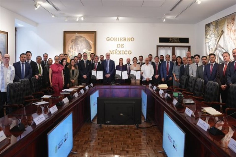 Gobierno renueva acuerdo con gasolineros para mantener topes en precios de combustibles