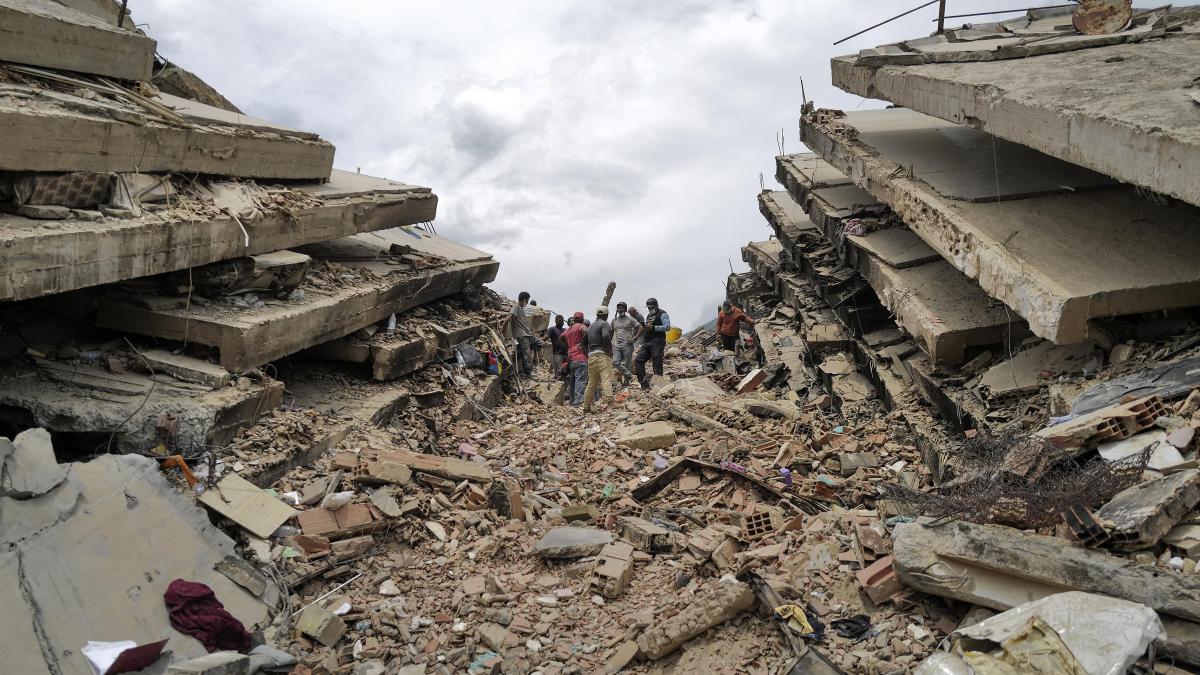 Sobrevivientes son rescatados de los escombros en Venezuela cuatro días después de los devastadores terremotos