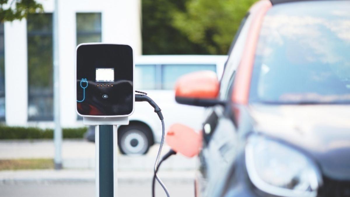 Santander México calcula alza de 35% en financiamiento para autos eléctricos e híbridos para el próximo año