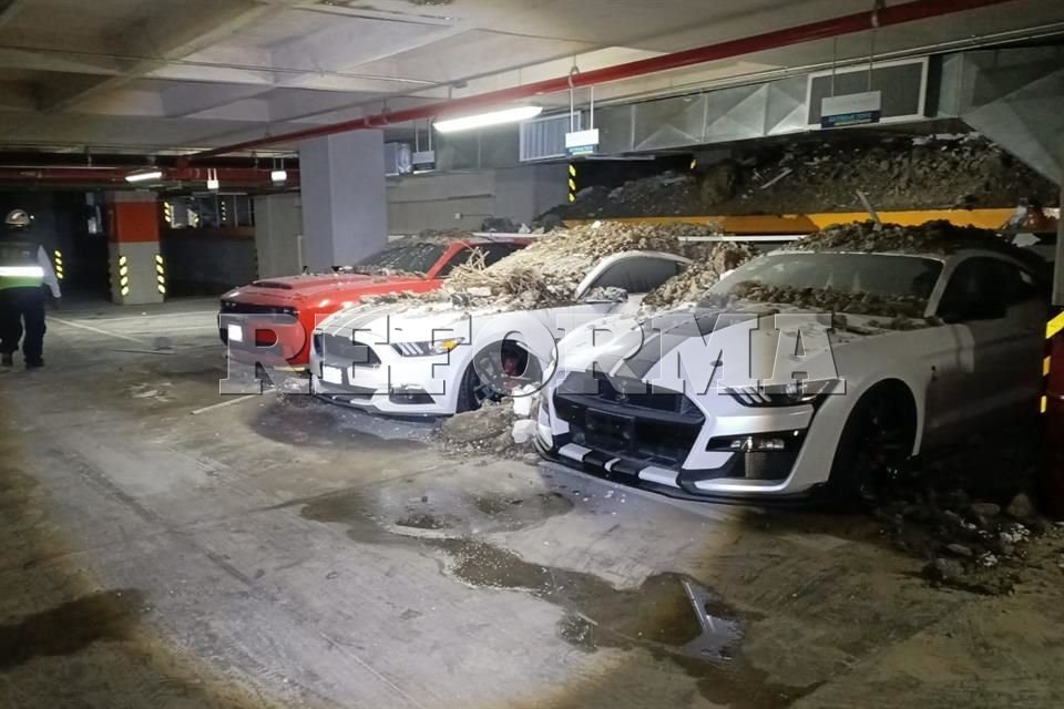 Talud se desliza sobre plaza comercial en Cuajimalpa
