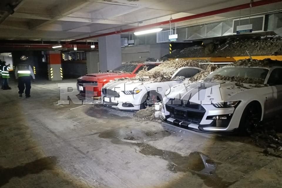 Se desliza talud sobre plaza comercial en Cuajimalpa