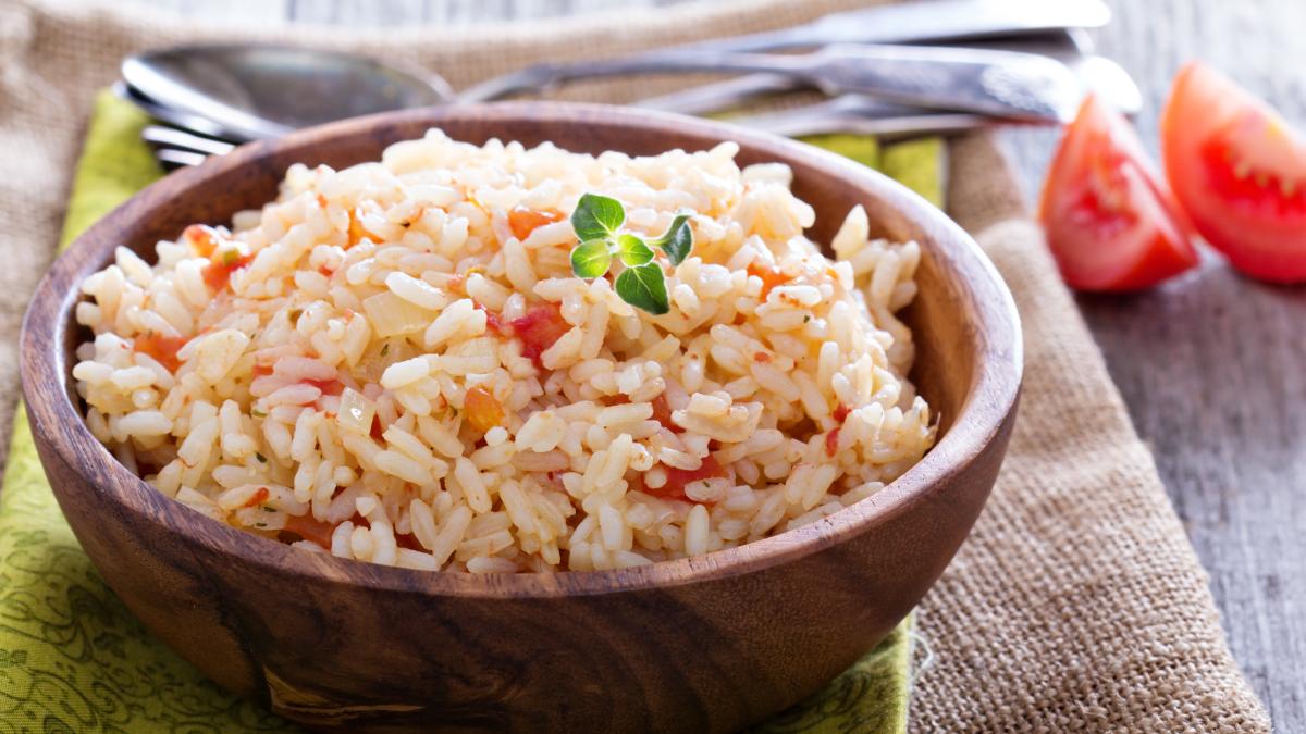 Los secretos de las abuelas para hacer un arroz rojo que quede suelto y no batido