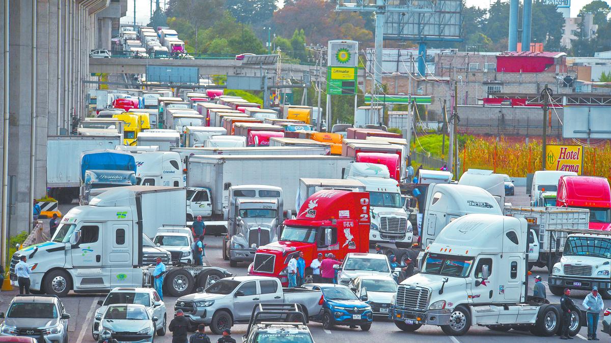 Segob y CANACAR pactan retirar bloqueos y suspender manifestaciones de transportistas