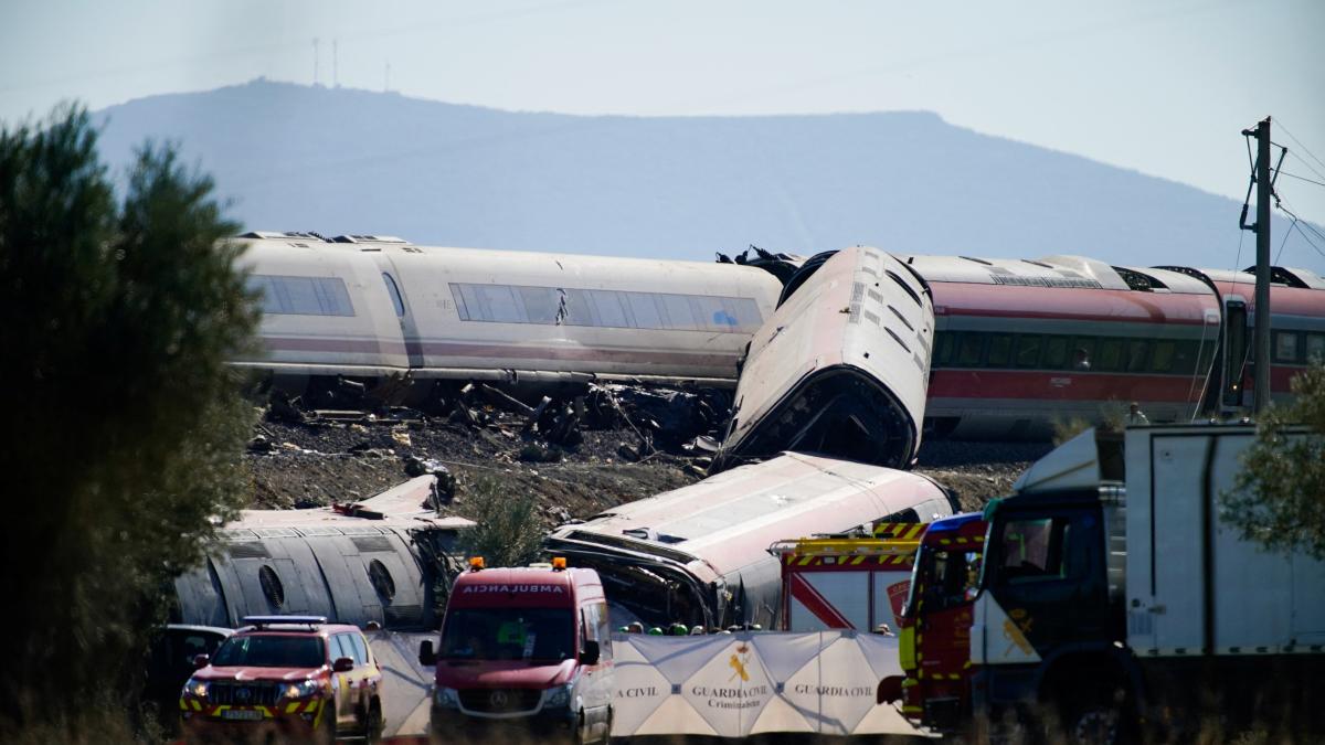SRE y Sheinbaum envían condolencias a España por el choque de trenes en Urda