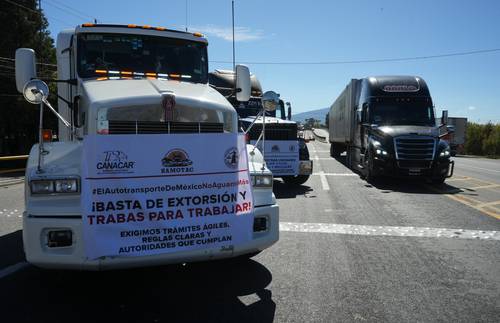 Transportistas levantan bloqueos carreteros tras alcanzar acuerdo con Gobernación