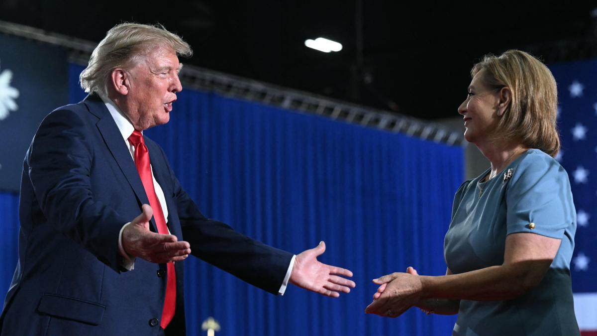 Trump pone a prueba su influencia en primarias republicanas de EE.UU.