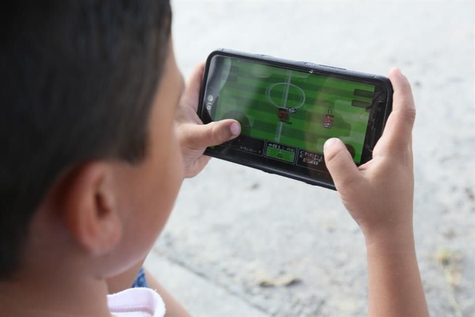 El PAN vuelve a proponer la prohibición de celulares en escuelas