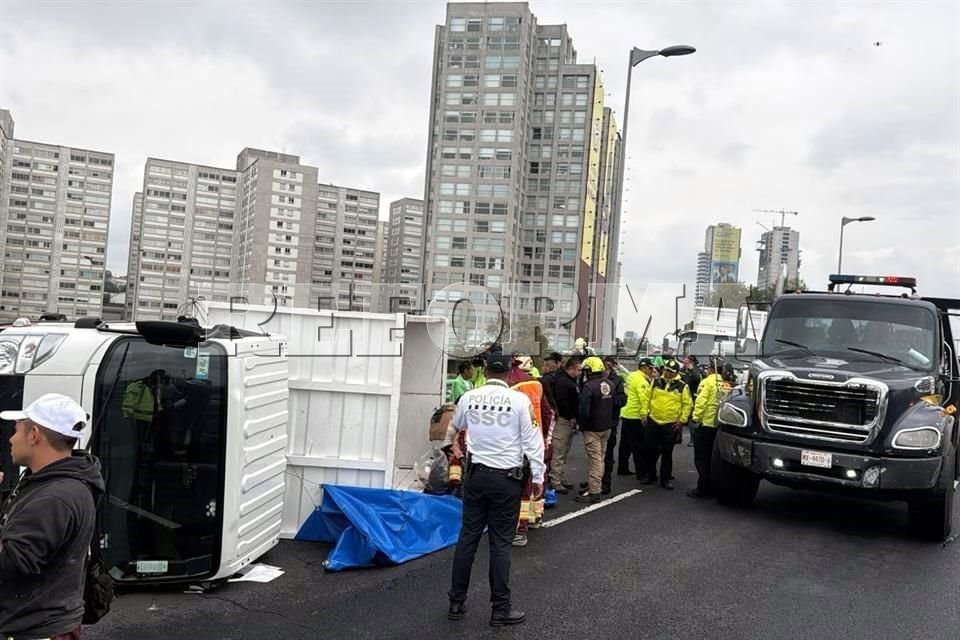 Vuelca camioneta de Obras en Periférico; hay 19 heridos
