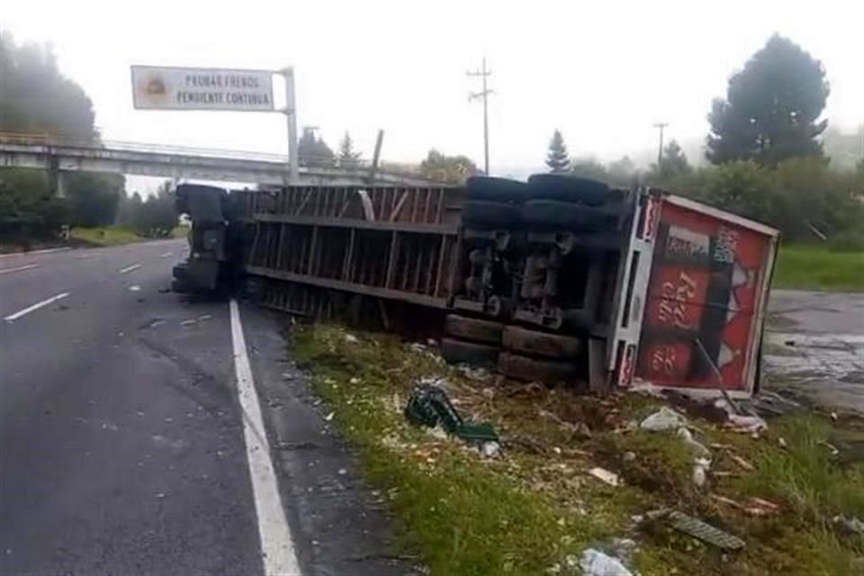 Tráiler con refrescos volcó en la México-Toluca, obstructiendo tráfico