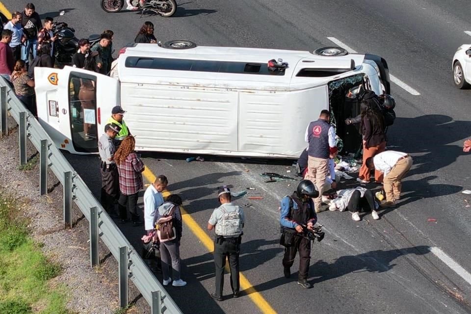 Volcadura de transporte público en Tecámac deja 16 personas heridas